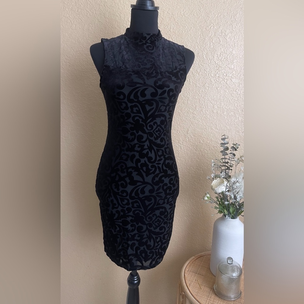 Aqua Black Patterned Midi Dress
Size M - Picture 3 of 9